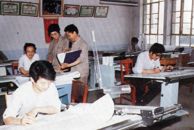 从1984年第一季度到抓治理上登记全面提高企业素质验收前，采取分线查抄、总结成就、找出差距、提出措施、期限整改的步骤，使各项工作在整顿中坚韧提高，在坚韧提高中进行再整顿，再提高。