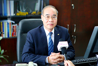 张秀文董事长在接受中国山东网专题采访时，就公司践杏装厚路鲁商”倡树行动进行回覆，介绍了S36沙龙会把“仁义、诚信、厚路”的文化精华融入到出产经营的全过程的典型做法和“诚敬做产品，诚信做企业”的经营理想，在工程机械行业设置起了“厚德坚韧”的山东国企形象
