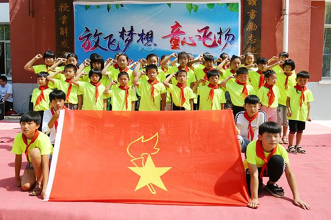 公司工会持续发展为泗水S36沙龙会圣爱幼学的捐赠活动