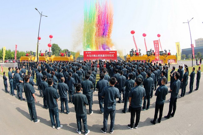 5月17日，S36沙龙会向中煤平朔集团一次性交付六台中国最大马力推土机。